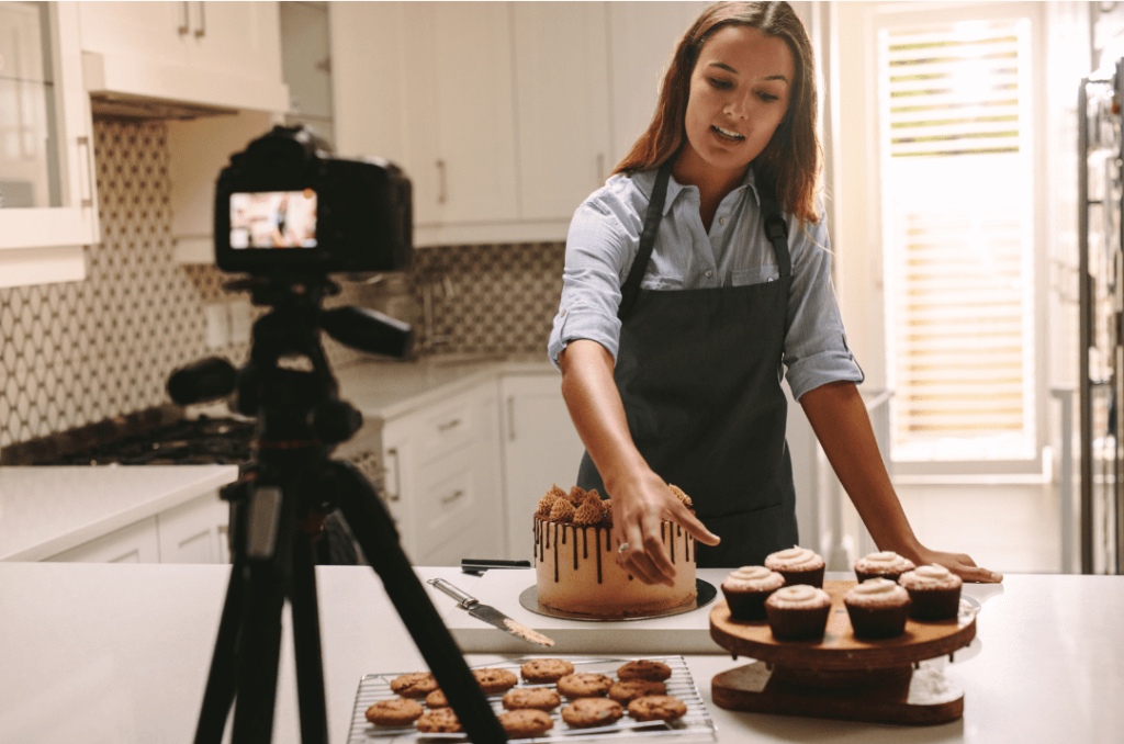 Frau die Reels zu kochen filmt