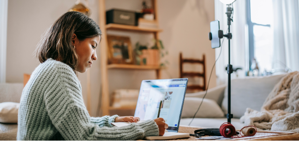 Eine Frau sitzt am Laptop