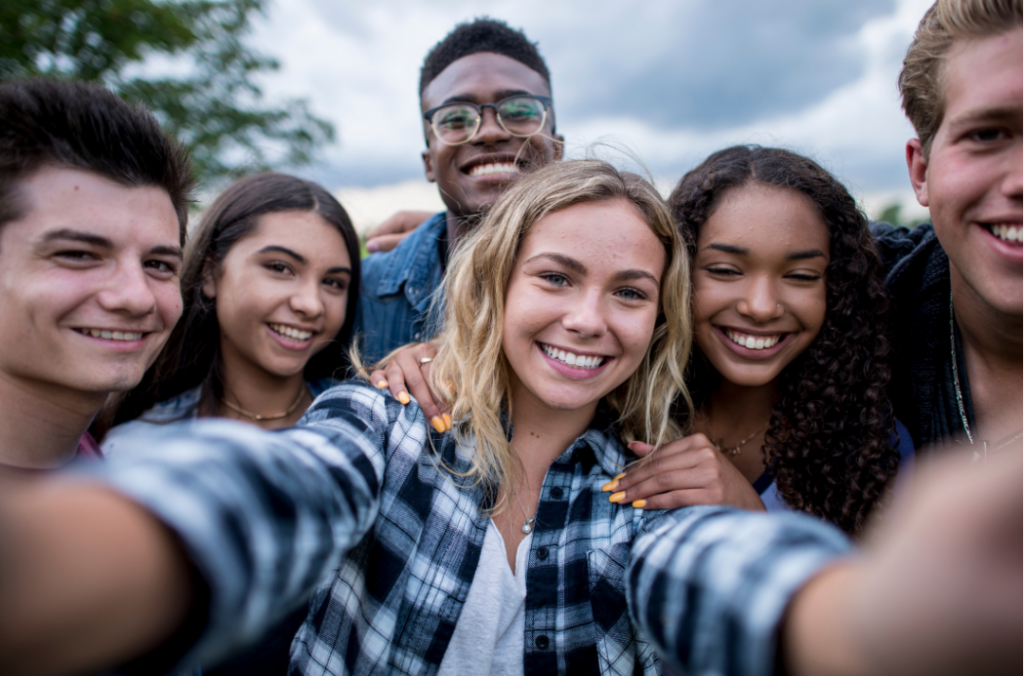 Ein Selfie von jungen Menschen