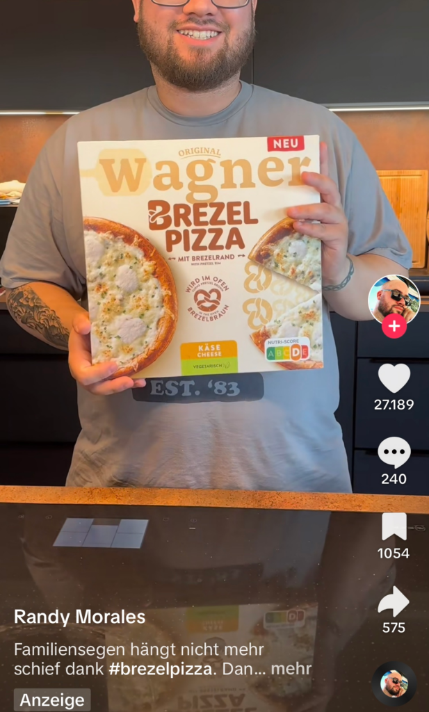 Screenshot eines TikTok Reels, wo ein Mann eine Pizza bewirbt.